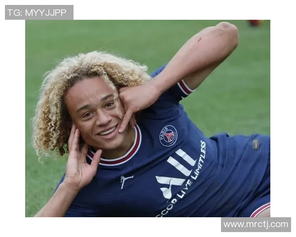 哈维西蒙斯的足球之路与未来发展潜力分析